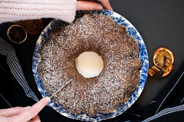 feather molasses cake with hands