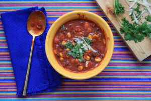 Black bean chili with a touch of molasses, fast and healthy.family food