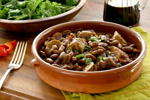 Slow cooker baked beans with sausage: an easy one-pot meal for a winter day. Choose your favourite type of sausage for this recipe (pork, chicken, turkey).