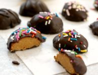 These easy peanut butter Easter eggs are a natural version of the popular Easter treat. Made with just four ingredients (natural peanut butter, molasses, coconut flour and good, dark chocolate).