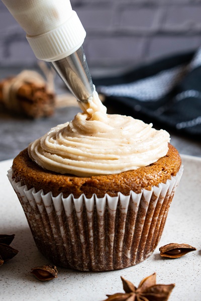 gingerbread cupcake with cinnamon frosting